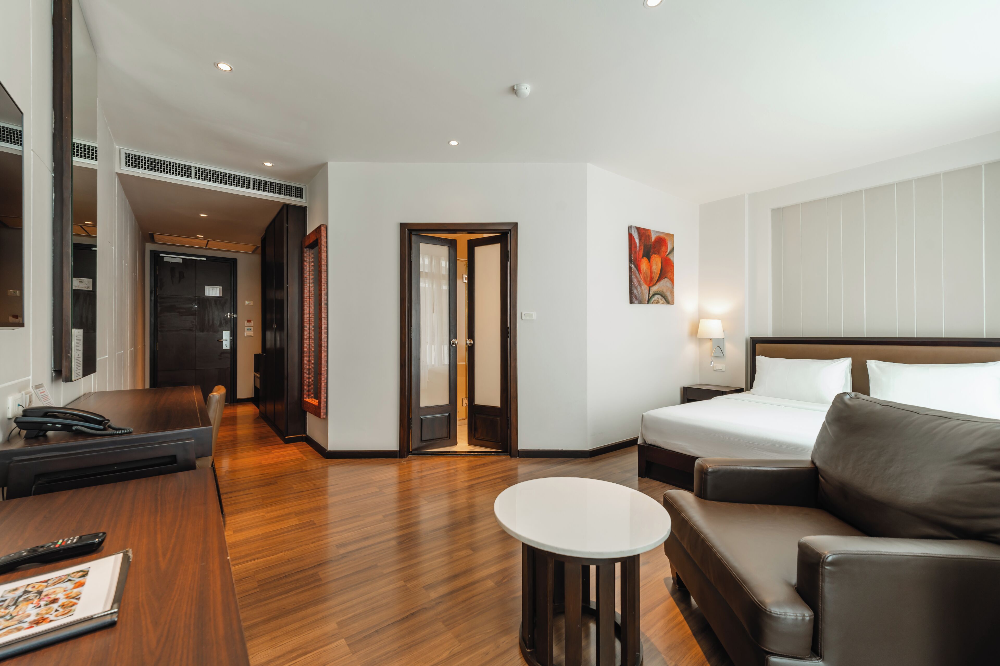 deluxe room, 1 king bed | 1 bedroom, premium bedding, in-room safe, individually furnished