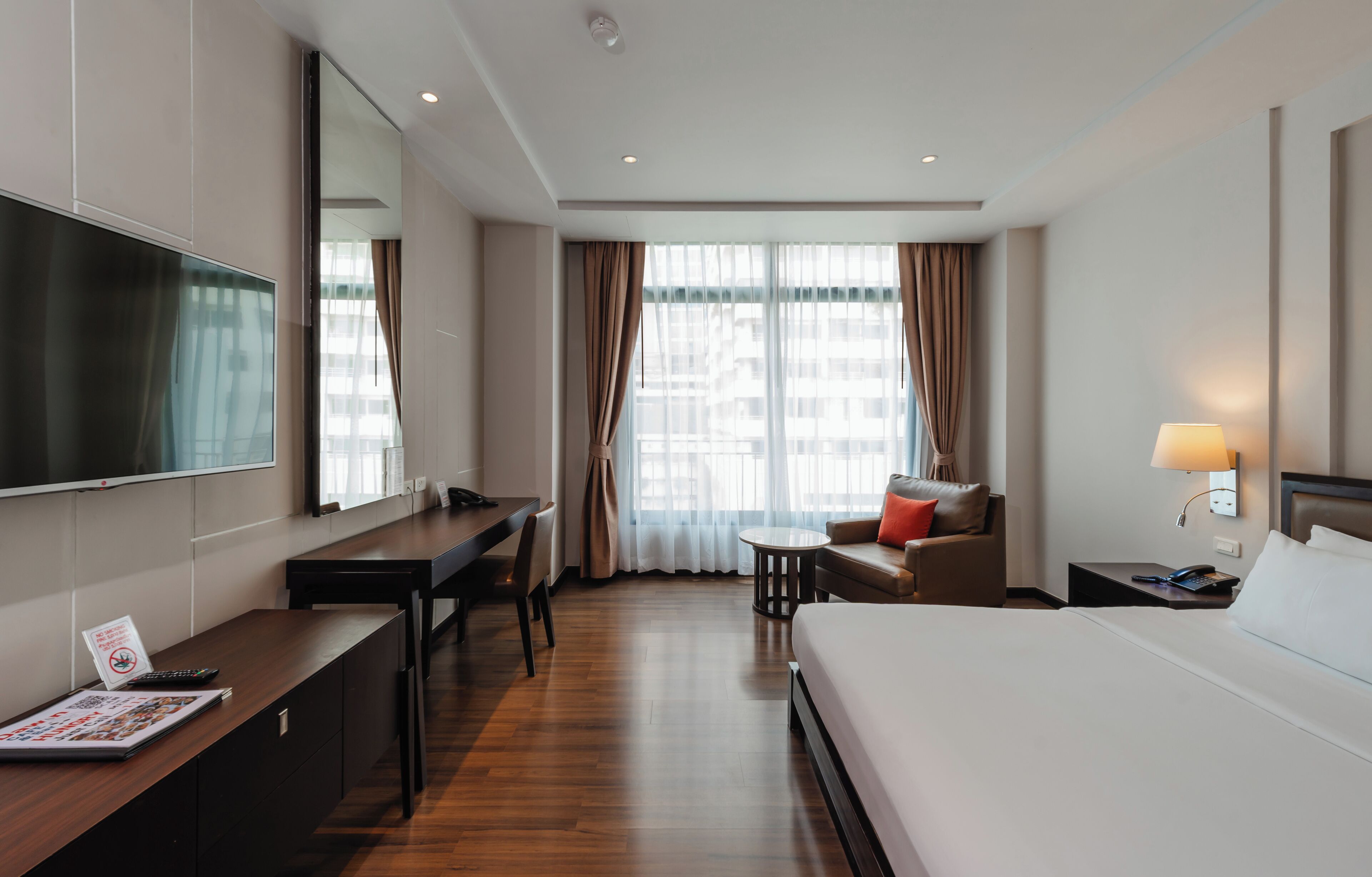 deluxe room, 1 king bed | 1 bedroom, premium bedding, in-room safe, individually furnished