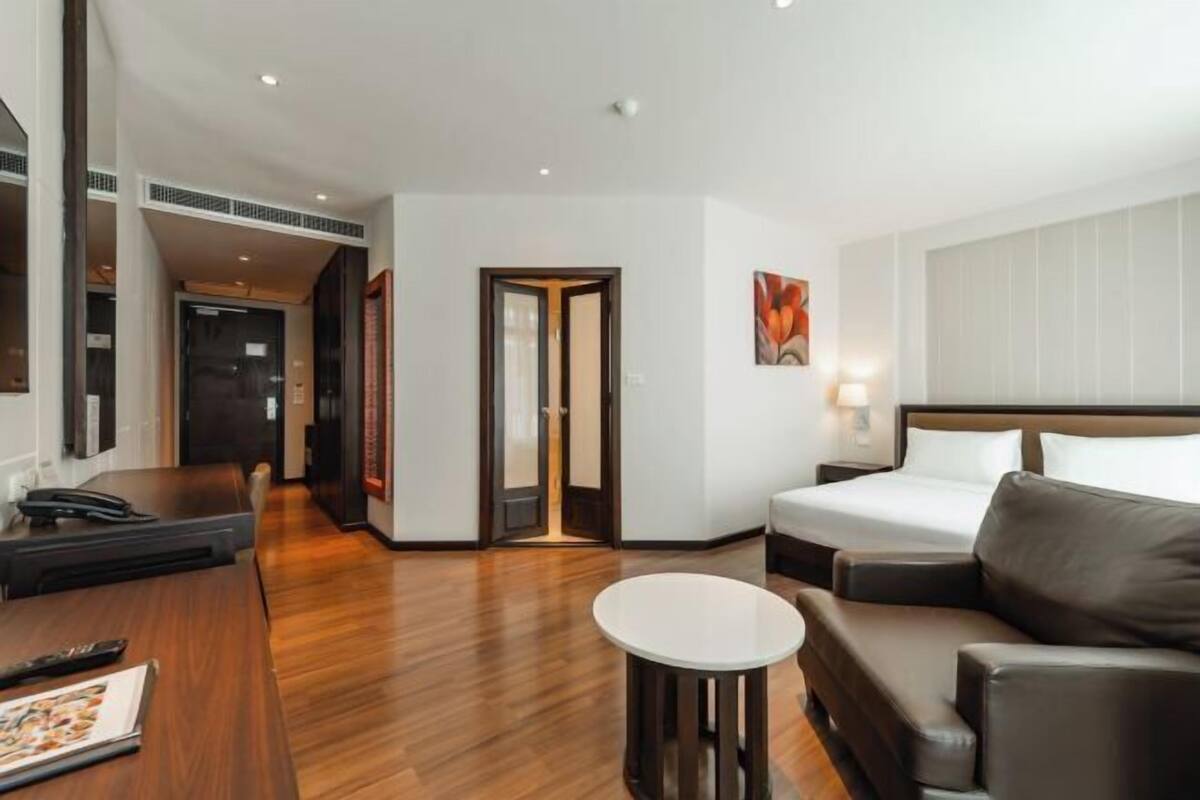Luxe beddengoed, een kluis op de kamer, een bureau, een laptopwerkplek