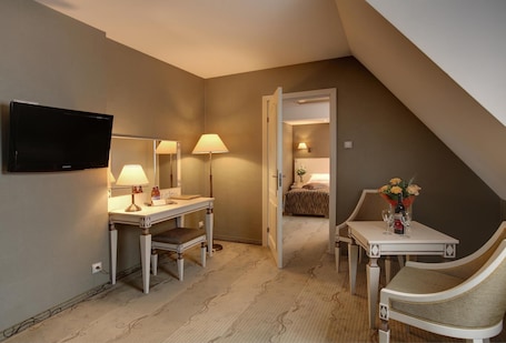 In-room safe, desk, blackout drapes, soundproofing. Hotel Wawel