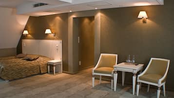 Family Room, 1 Bedroom, 2 Bathrooms | Living area