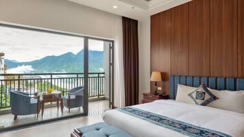 Minibar, in-room safe, desk, laptop workspace