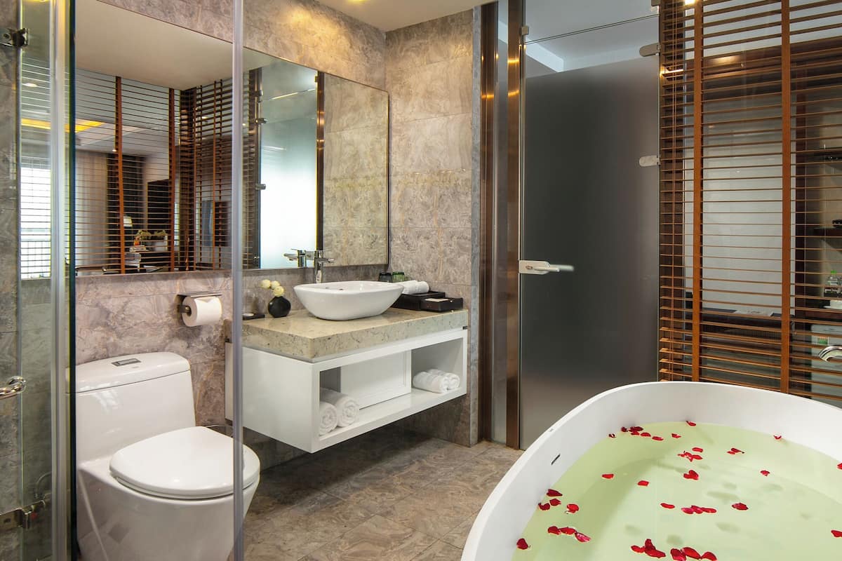 Deep-soaking bathtub