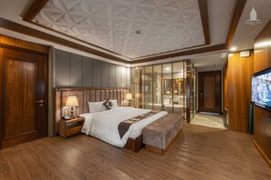 Suite Room Mountain View | Minibar, in-room safe, desk, laptop workspace - Bamboo Sapa Hotel (Sa Pa)