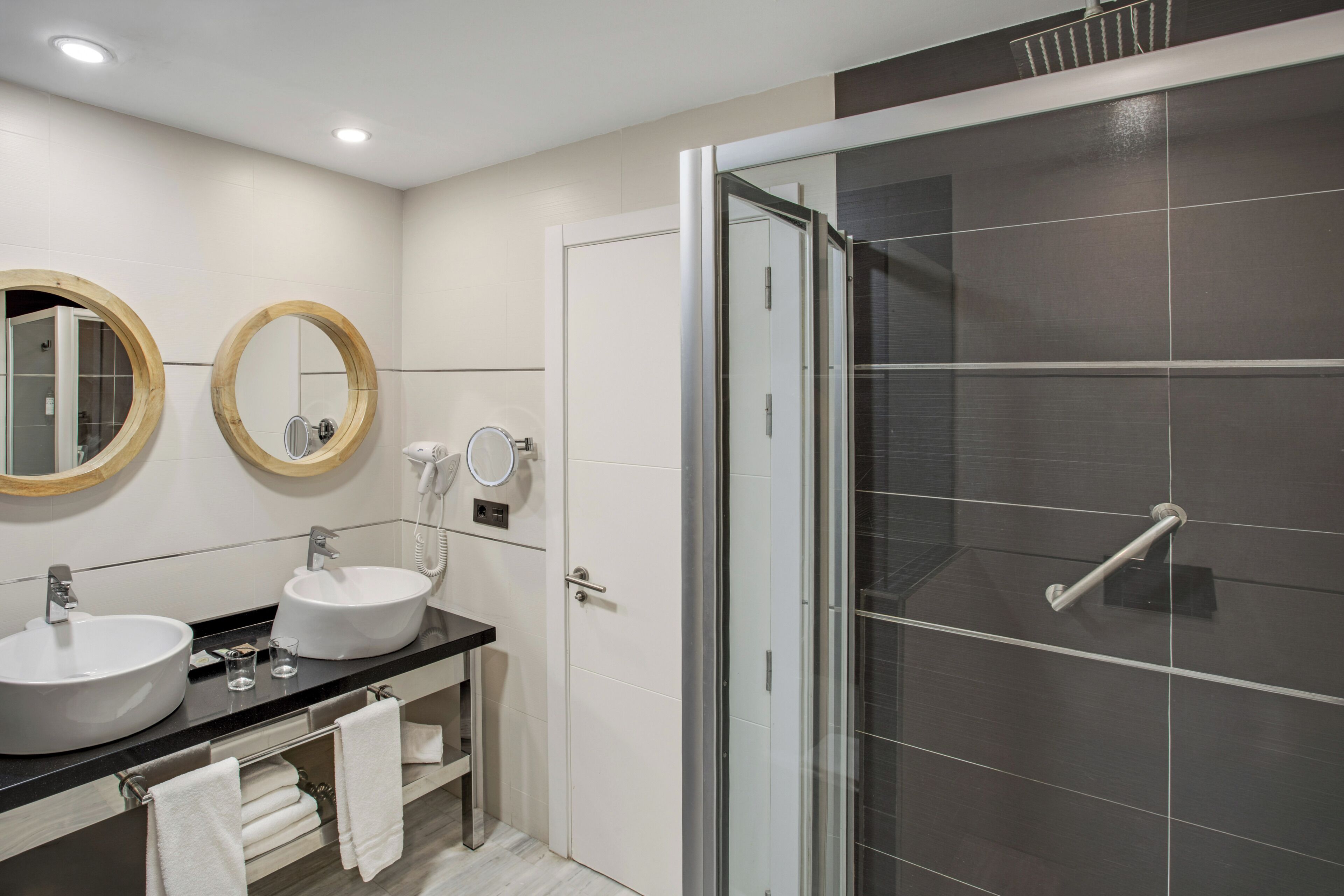 Attico (The Loft) | Bagno | Vasca e doccia separate, asciugacapelli, asciugamani