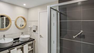 Attico (The Loft) | Bagno | Vasca e doccia separate, asciugacapelli, asciugamani