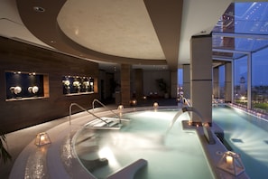 Sauna, hot tub, 2 treatment rooms, massages
