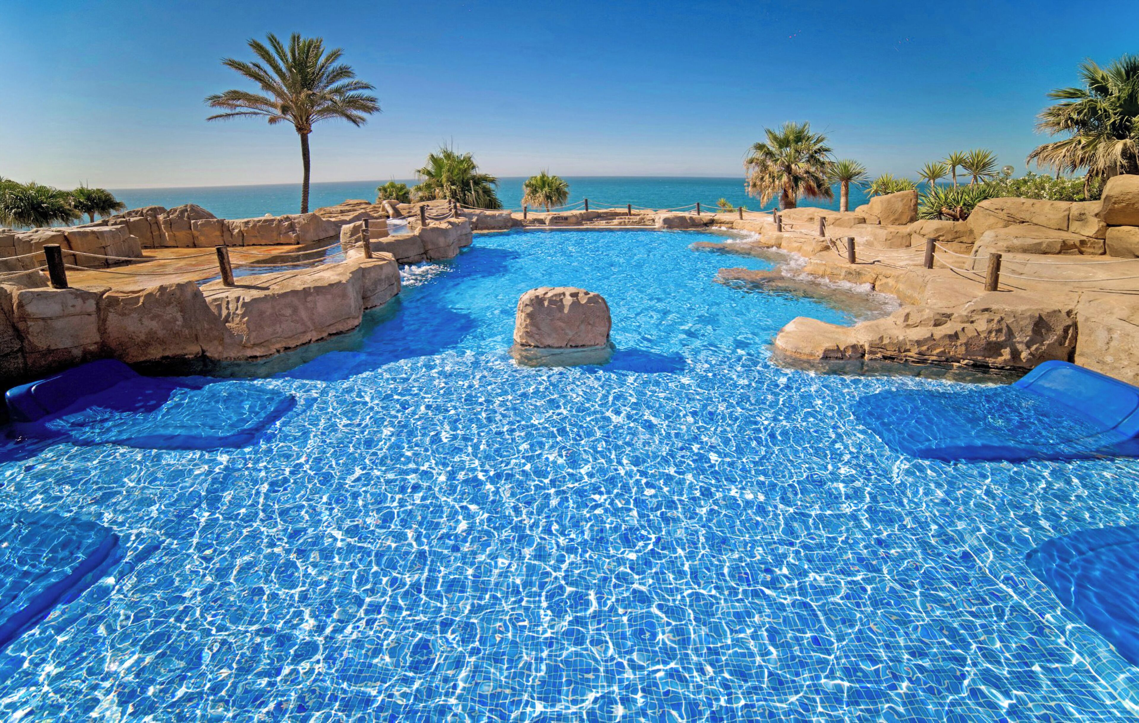 Piscine couverte, piscine extérieure, chaises longues