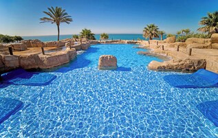 Una piscina techada, una piscina al aire libre