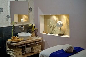 Sauna, hot tub, Turkish bath/hammam, body treatments, aromatherapy