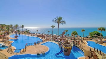 Een binnenzwembad, een buitenzwembad en ligstoelen