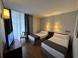 Habitación estándar con 1 cama doble o 2 individuales | Escritorio, cortinas opacas, wifi gratis y ropa de cama