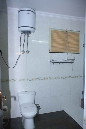 Bồn tắm và buồng tắm vòi sen riêng, máy sấy tóc 