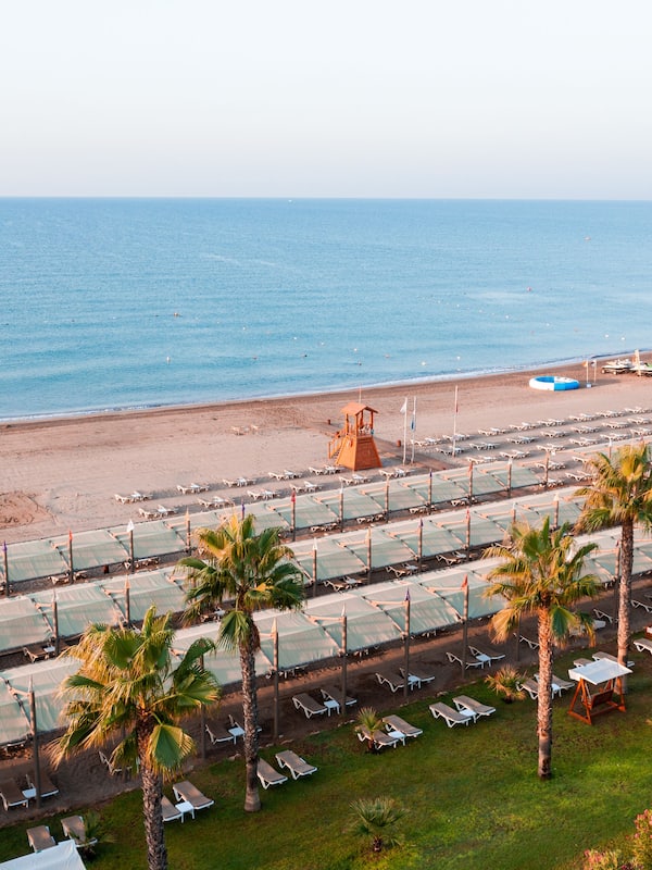 Private beach, sun-loungers, beach umbrellas, beach towels