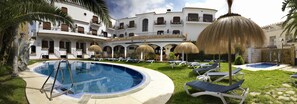 Outdoor pool, pool umbrellas, pool loungers - Hotel Pozo del Duque (Barbate)