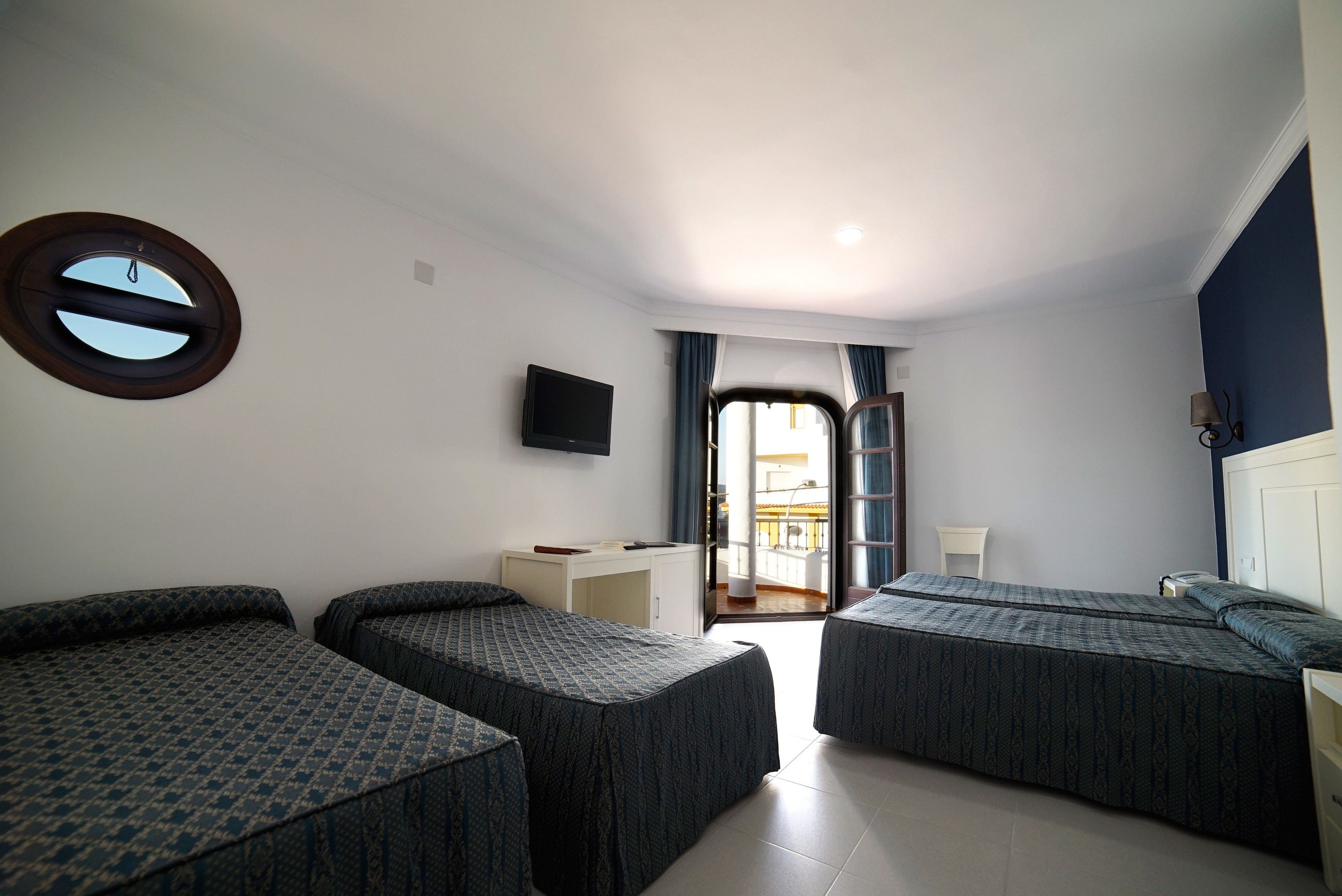Double Room+Extra bed, Balcony | Minibar, in-room safe, desk, soundproofing