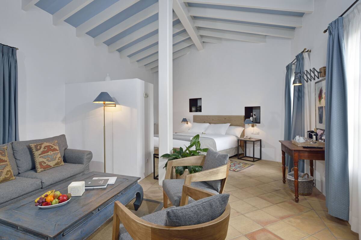 Suite Junior, perapian (Terraza) | Minibar, brankas, Wi-Fi gratis, dan seprai linen