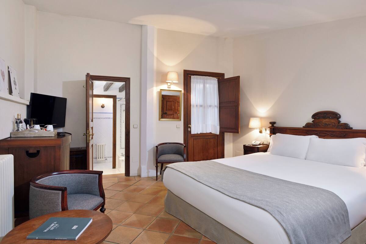Minibar, brankas, Wi-Fi gratis, dan seprai linen