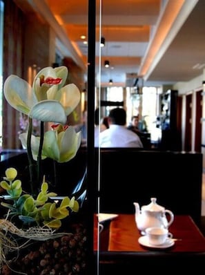 Daily buffet breakfast (PLN 48 per person)