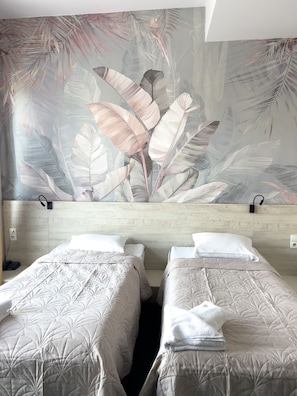 Kamer, 1 twee- of 2 eenpersoonsbedden, uitzicht op rivier | Een bureau, een strijkplank/strijkijzer, gratis wifi, beddengoed