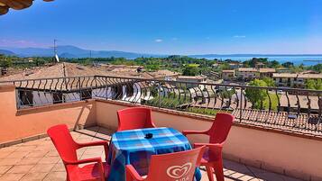 Appartamento Standard, 1 camera da letto, vista lago, piano elevato | Terrazza/patio