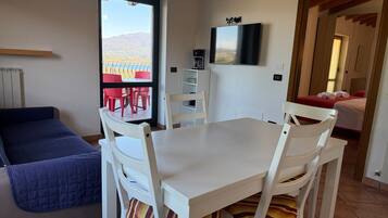 Appartamento familiare, 1 camera da letto, vista lago, lato piscina | Area soggiorno | TV LED 32 pollici con canali satellitari, TV