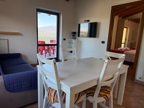 Appartement Familial, 1 chambre, vue lac, en bord de piscine | Coin séjour