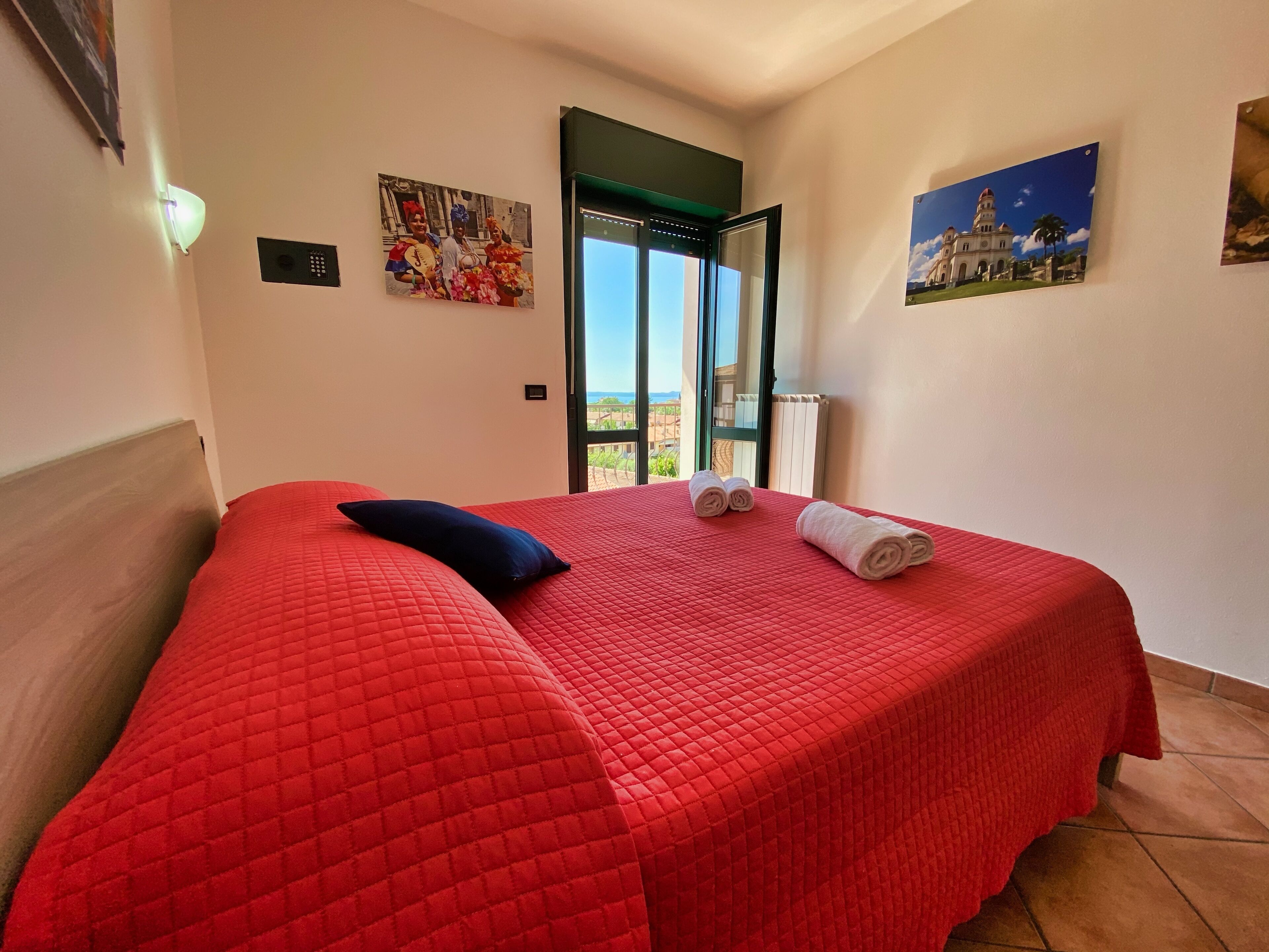 Standard-Apartment, 1 Schlafzimmer, Balkon, Seeblick (Street Side) | Hochwertige Bettwaren, Zimmersafe, individuell eingerichtet