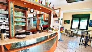 Cocktailbar, utsikt mot bassenget, åpen hver dag