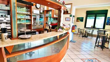 Cocktail bar, con vista sulla piscina, aperto tutti i giorni