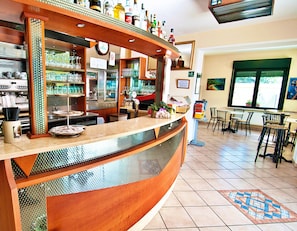 Cocktail bar, pool views, open daily - Residence Bellavista (Manerba del Garda)