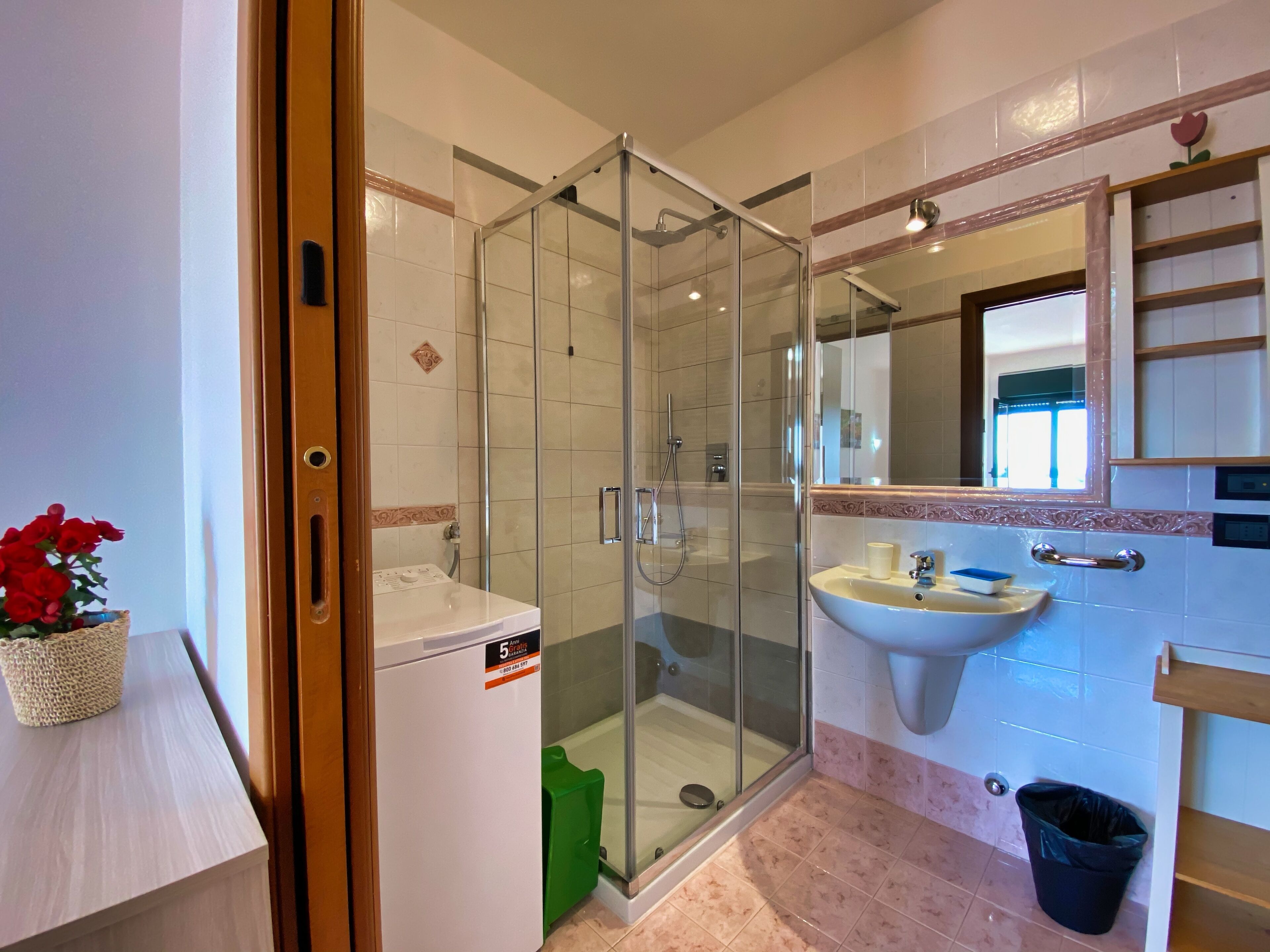 Une salle de bain avec une douche à parois de verre, un lavabo et des toilettes.