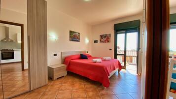 Appartamento Standard, 1 camera da letto, balcone, vista lago (Street Side) | Biancheria da letto di alta qualità, una cassaforte in camera