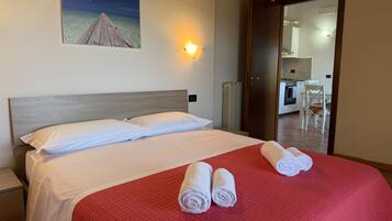 Appartamento familiare, 1 camera da letto, vista lago, lato piscina | Biancheria da letto di alta qualità, una cassaforte in camera