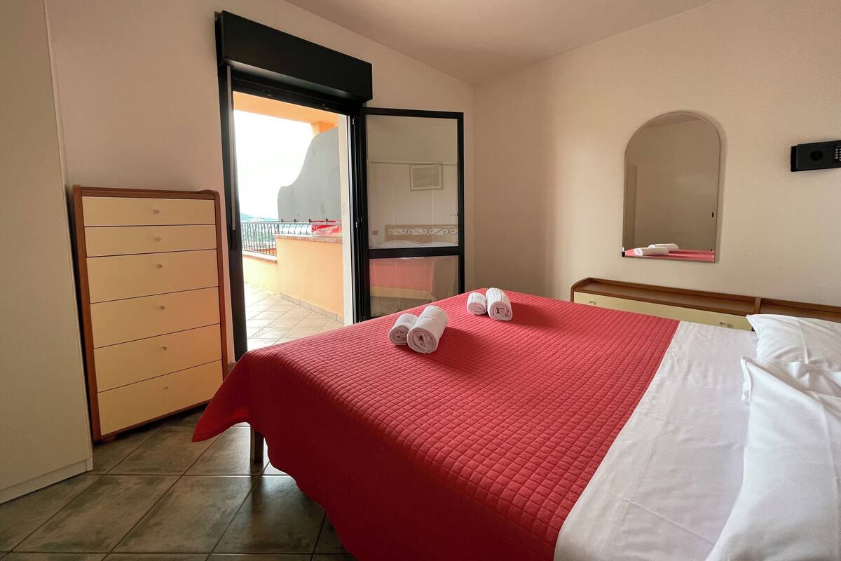 Premium bedding, in-room safe, iron/ironing board (on request)