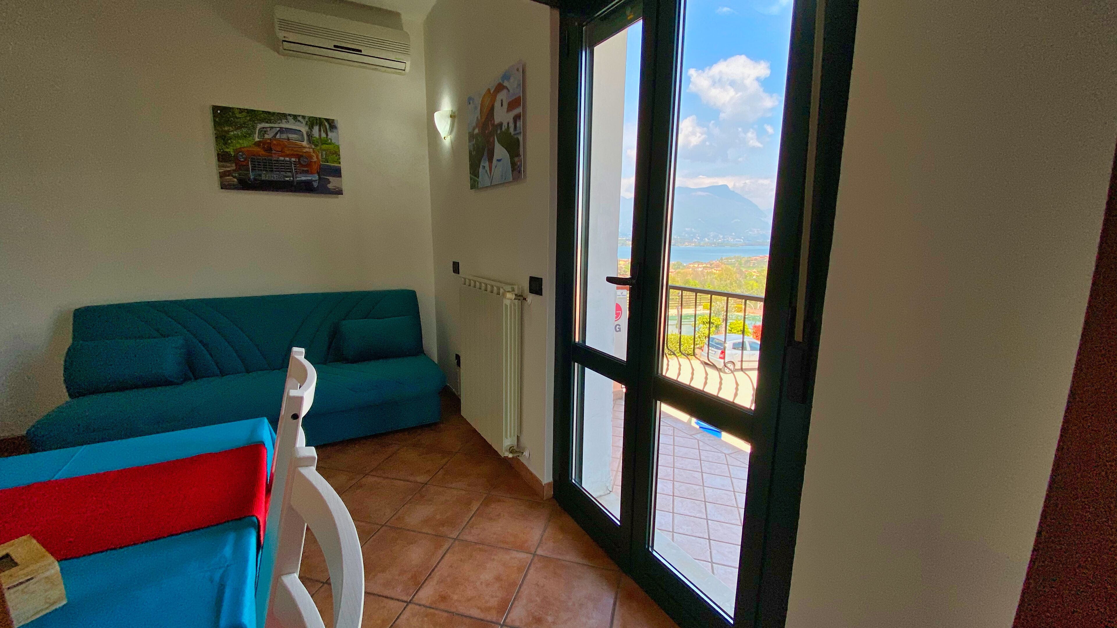 Familienapartment, 1 Schlafzimmer, Balkon, Seeblick (Street Side) | Wohnbereich | 32-Zoll-LED-Fernseher mit Satellitenempfang, Fernseher