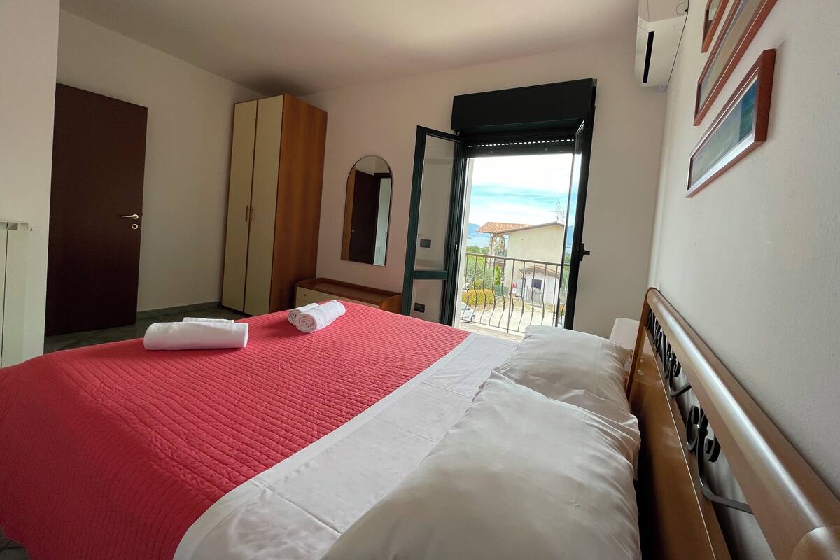 Premium bedding, in-room safe, iron/ironing board (on request)