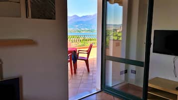 Appartement Familial, 1 chambre, vue lac, en bord de piscine | Coin séjour