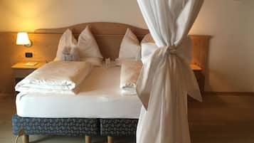 Suite (Spa Access) | Daunenbettdecken, Zimmersafe, Schreibtisch, VerdunkelungsvorhÀnge