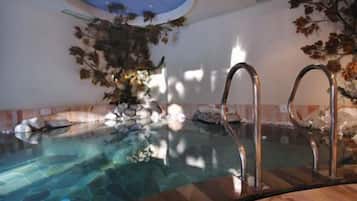 Innenpool, geöffnet von 10:00 Uhr bis 20:00 Uhr, LiegestĂŒhle