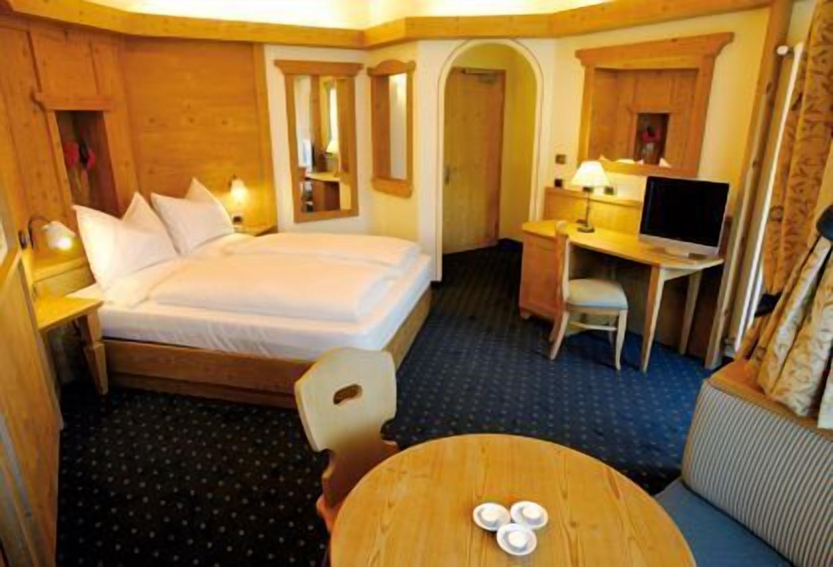 suite (spa access) | down duvets, in-room safe, desk, blackout curtains