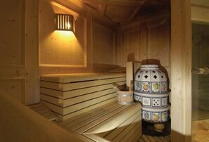 美體療程、敷體療程、身體去角質、臉部療程、3 間療程室、美甲與護足
