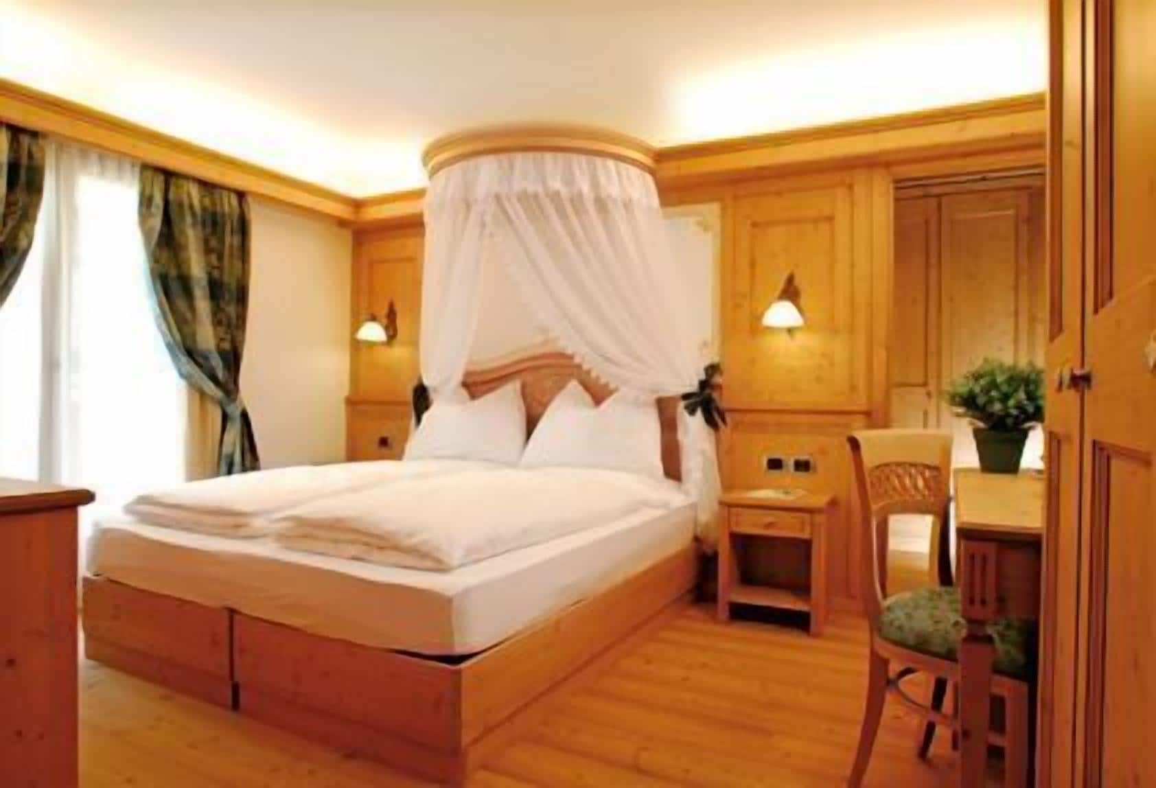 suite (spa access) | down duvets, in-room safe, desk, blackout curtains