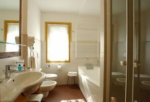 Buồng tắm vòi sen, đồ dùng nhà tắm miễn phí, máy sấy tóc 