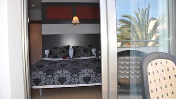 Een kluis op de kamer, een strijkplank/strijkijzer, babybedden (toeslag)