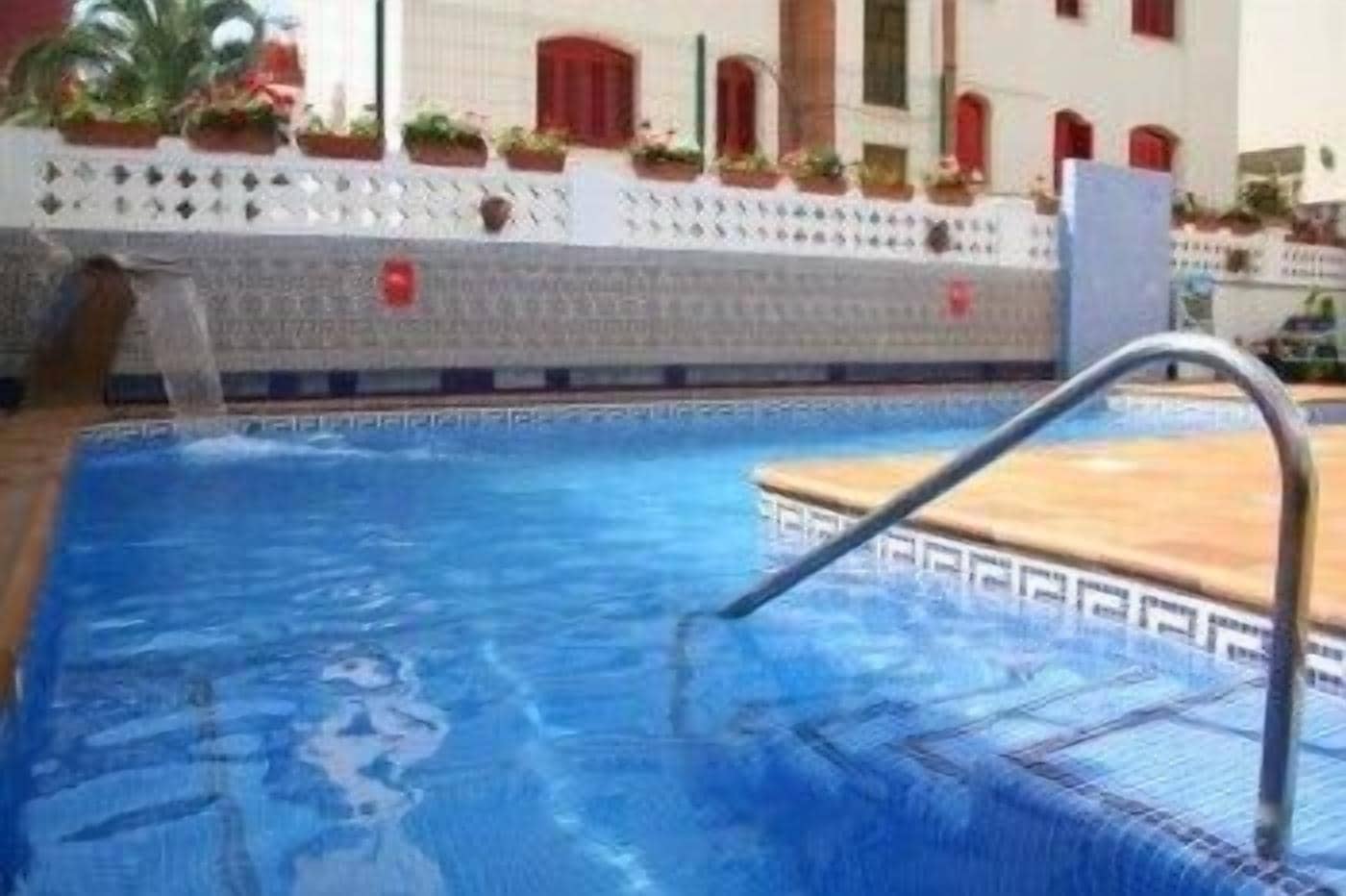 Piscina stagionale all'aperto, lettini