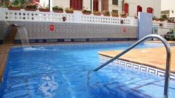 Piscina stagionale all'aperto, lettini