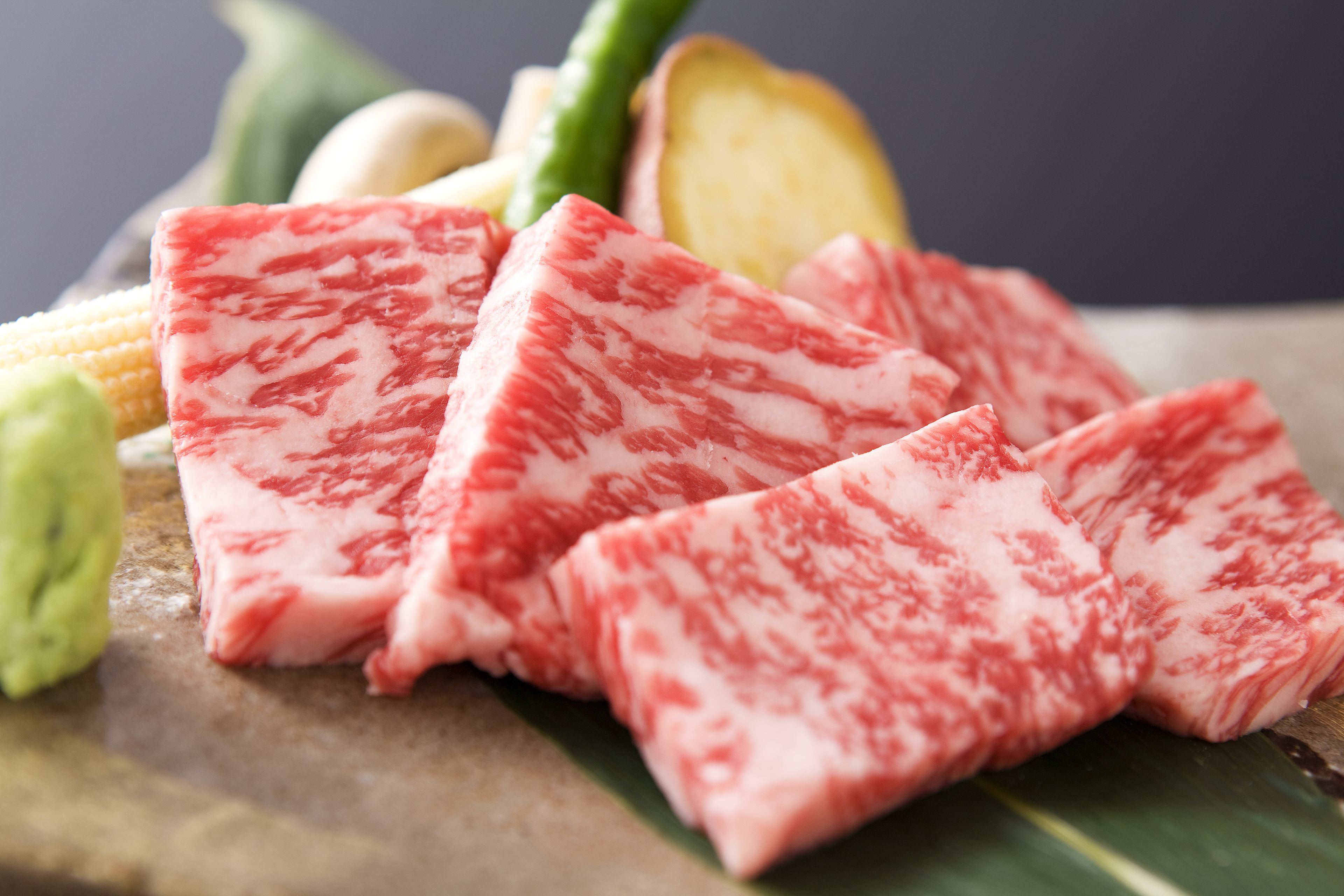 Ein Schneidebrett mit Fleisch- und Gemüseschnitten.