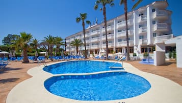 2 buitenzwembaden, parasols voor strand/zwembad