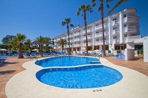 2 buitenzwembaden, parasols bij het zwembad en ligstoelen